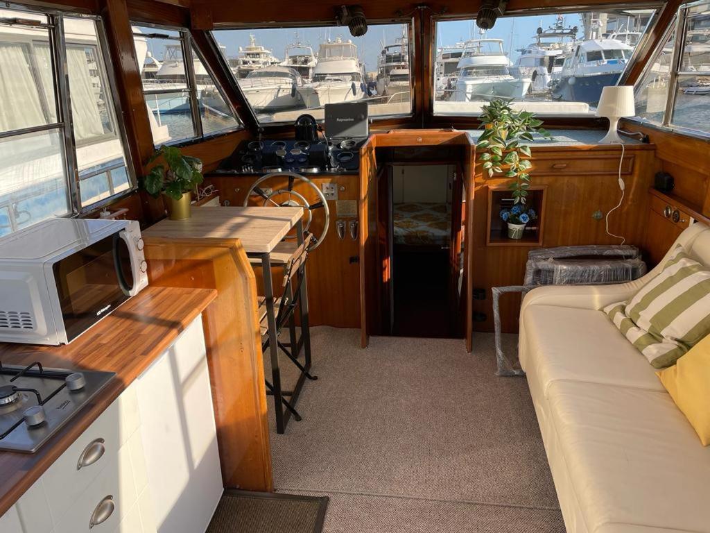 Charming Boat House In Barcelona With Big Terrace And Solarium Hotell Sant Adria de Besos Eksteriør bilde